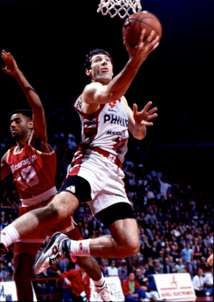 Antonello Riva in azione con la maglia dell'Olimpia Milano.